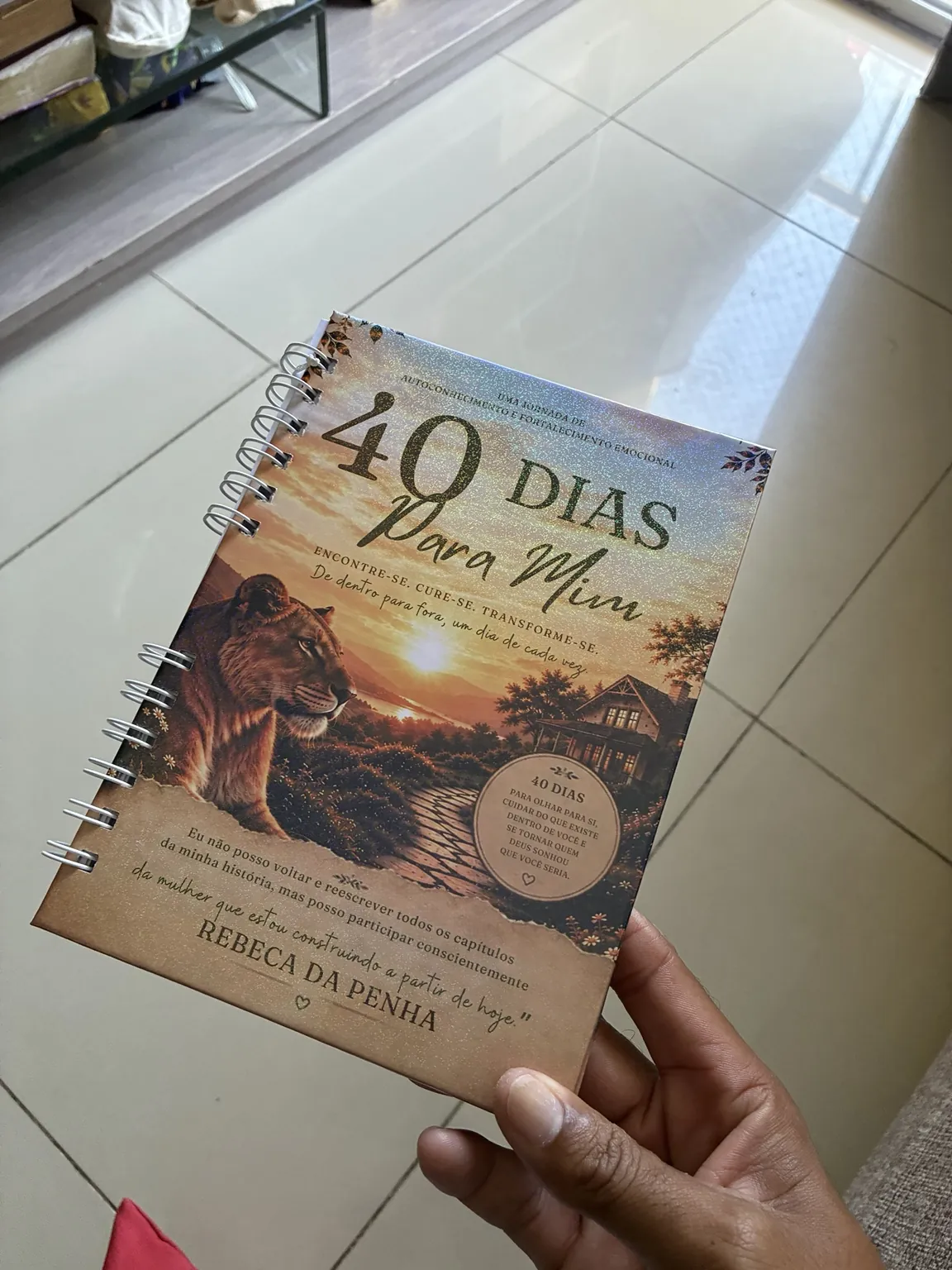 O exemplar impresso do livro 40 Dias Para Mim sendo segurado pela mão